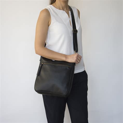 black crossbody purse.